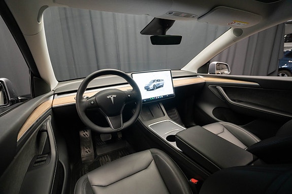 Tesla Model Y 12 of 22