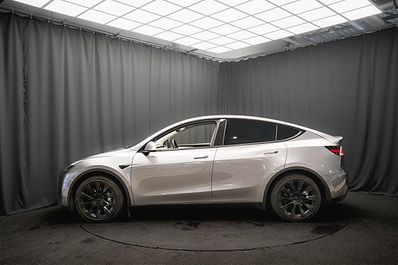 Tesla Model Y 10 of 22