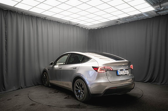 Tesla Model Y 9 of 22