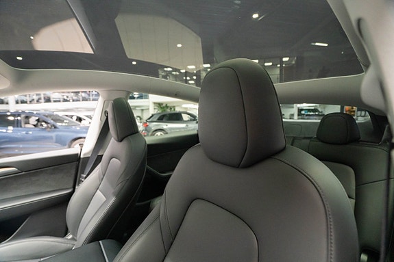 Tesla Model Y 14 of 22