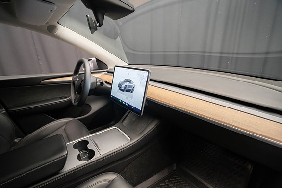 Tesla Model Y 19 of 22