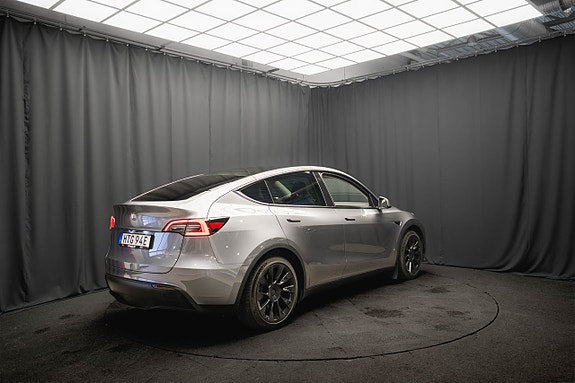 Tesla Model Y 7 of 22