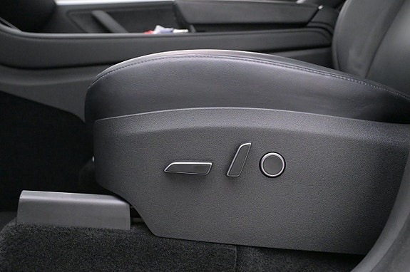 Tesla Model Y 11 of 27