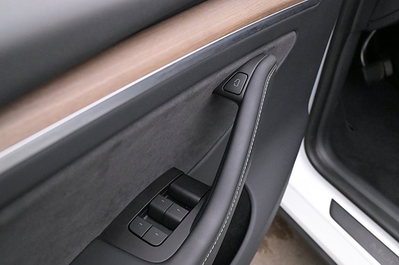 Tesla Model Y 10 of 27