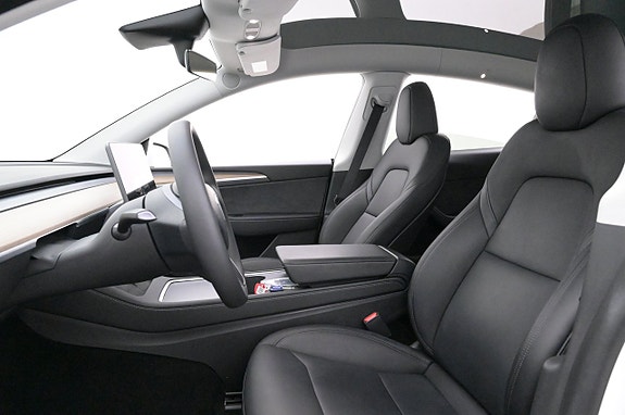 Tesla Model Y 9 of 27
