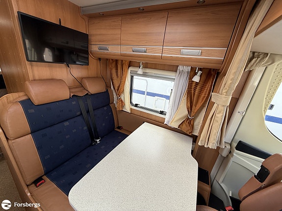 Dethleffs Advantage I6951 // AC // Dragkrok // Queenbed 5 of 14