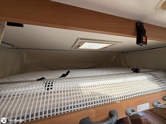 Dethleffs Advantage I6951 // AC // Dragkrok // Queenbed 6 of 14