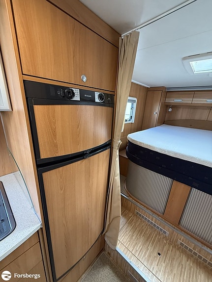 Dethleffs Advantage I6951 // AC // Dragkrok // Queenbed 11 of 14