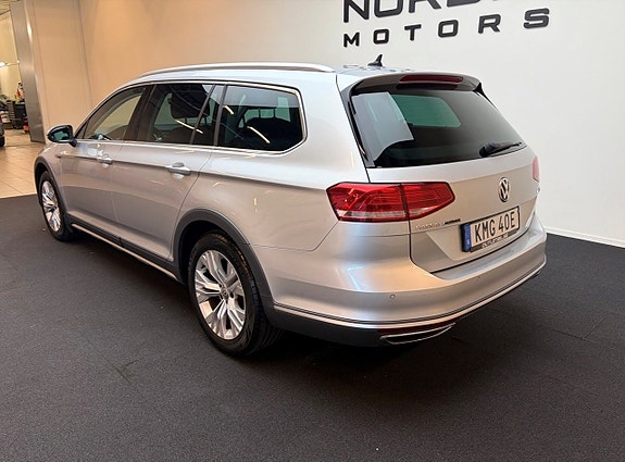 Volkswagen Passat Alltrack 3 of 12