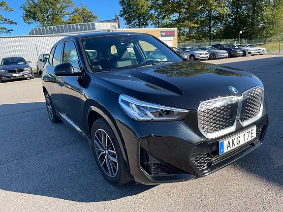 BMW iX1 2 of 5