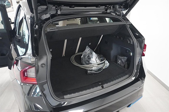 BMW iX1 8 of 12