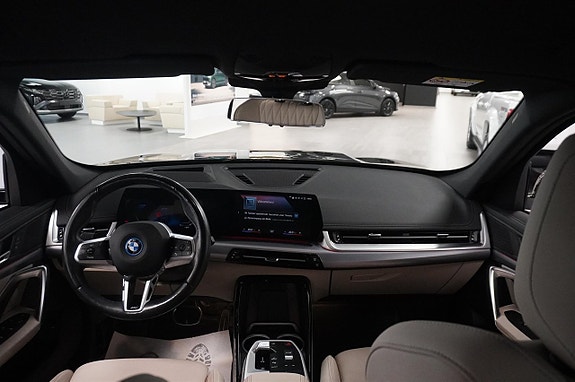 BMW iX1 9 of 12