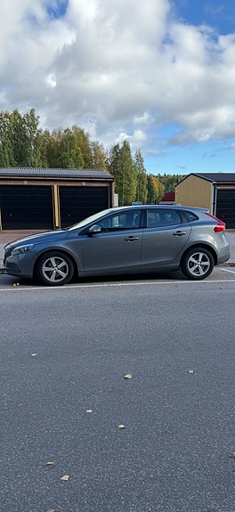 Volvo V40 2 of 6