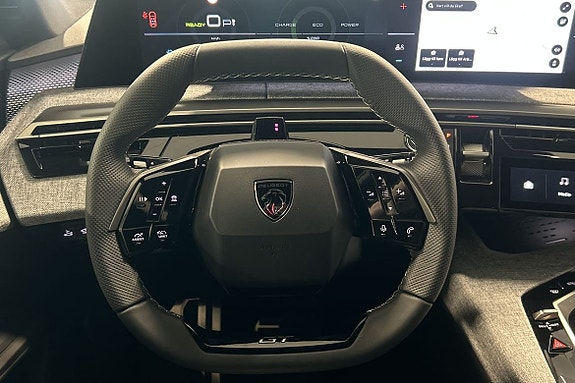Peugeot e-5008 16 of 28