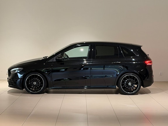 Mercedes-Benz B200 2 of 8