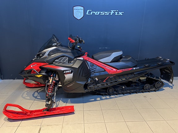 Lynx XTerrain RE 850 E-TEC 146in 3700mm 2.0in 51mm PowderMax Electric with man