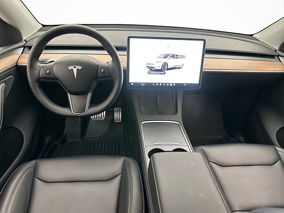 Tesla Model Y 15 of 30