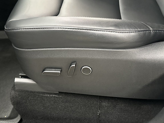 Tesla Model Y 27 of 30