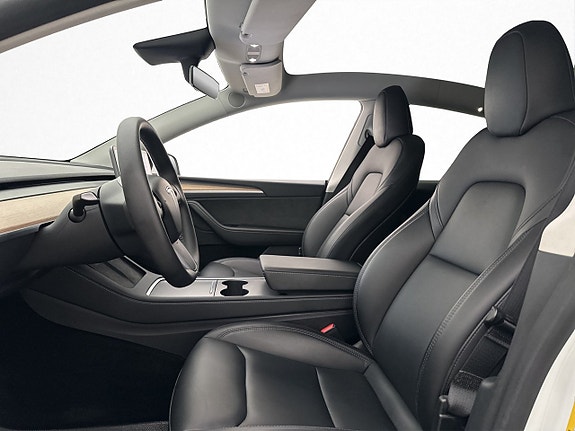 Tesla Model Y 16 of 30