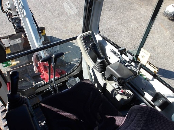 Takeuchi TB 216 med Powertilt 5 of 5