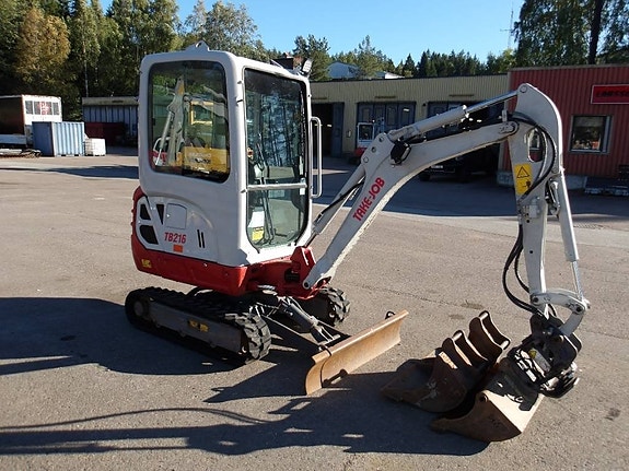 Takeuchi TB 216 med Powertilt 2 of 5