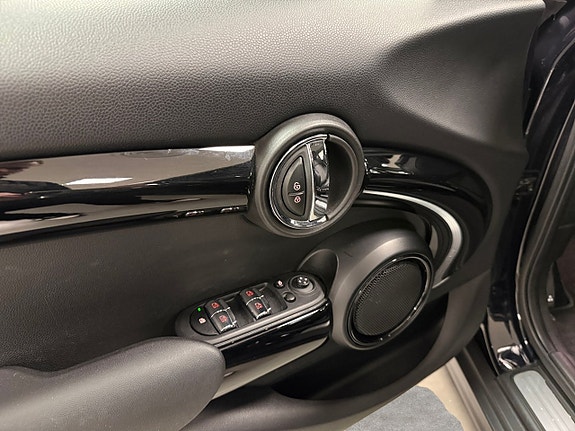 MINI Cooper 9 of 17