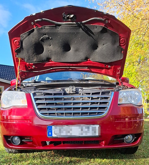 Chrysler Town & Country 8 of 26