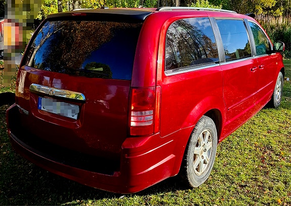 Chrysler Town & Country 3 of 26