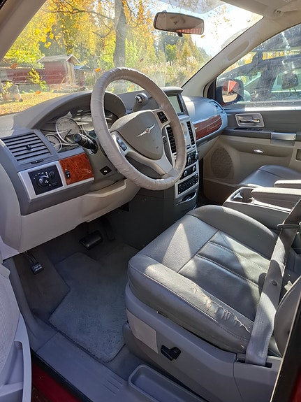 Chrysler Town & Country 21 of 26