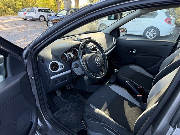 Renault Clio 11 of 17