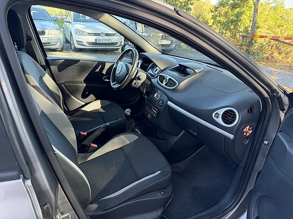 Renault Clio 12 of 17