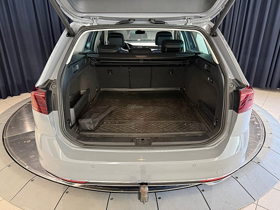 Volkswagen Passat 9 of 15