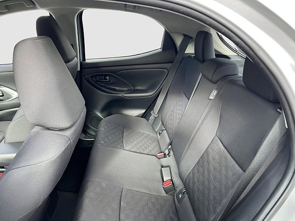 Toyota Yaris 12 of 17