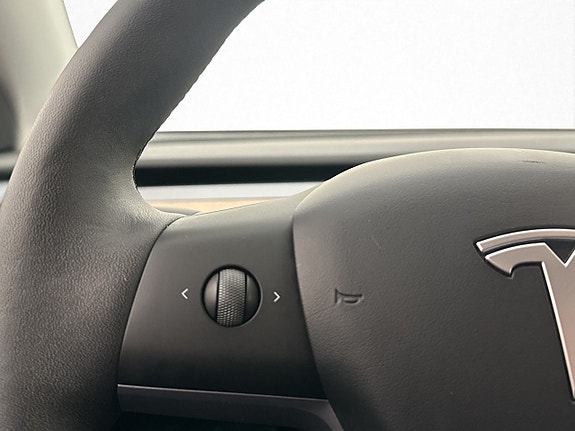 Tesla Model Y 17 of 28