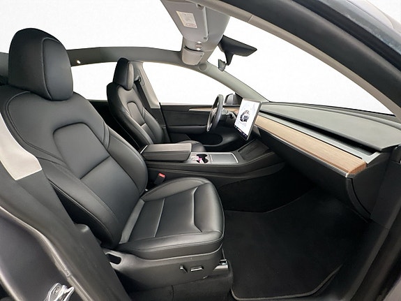 Tesla Model Y 12 of 28