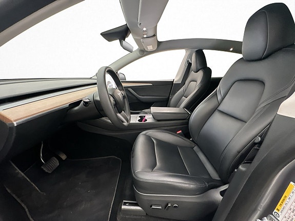 Tesla Model Y 10 of 28