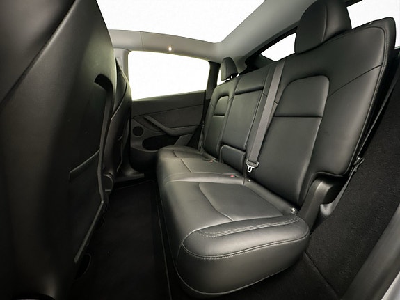 Tesla Model Y 14 of 28