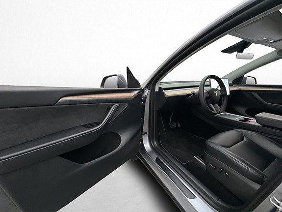 Tesla Model Y 9 of 28