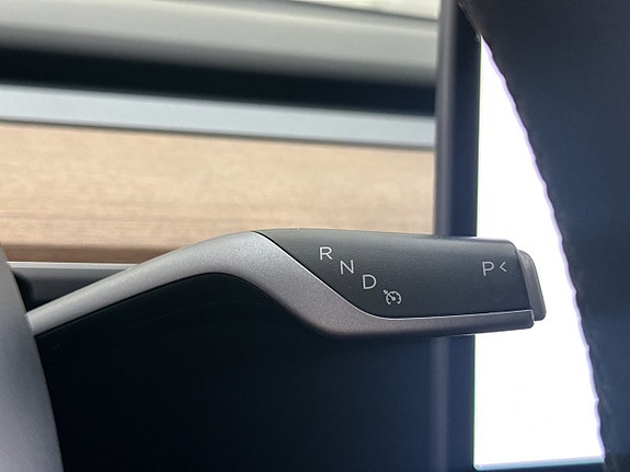 Tesla Model Y 26 of 28