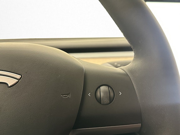 Tesla Model Y 18 of 28