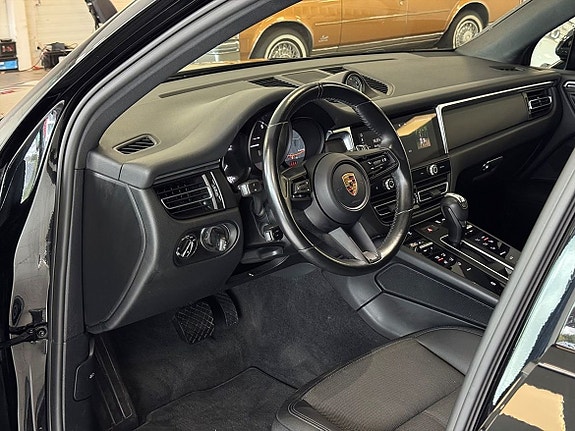 Porsche Macan 9 of 24