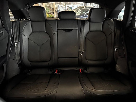 Porsche Macan 14 of 24