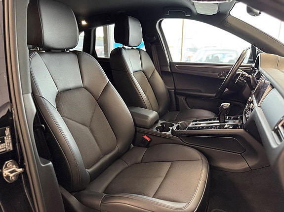 Porsche Macan 13 of 24
