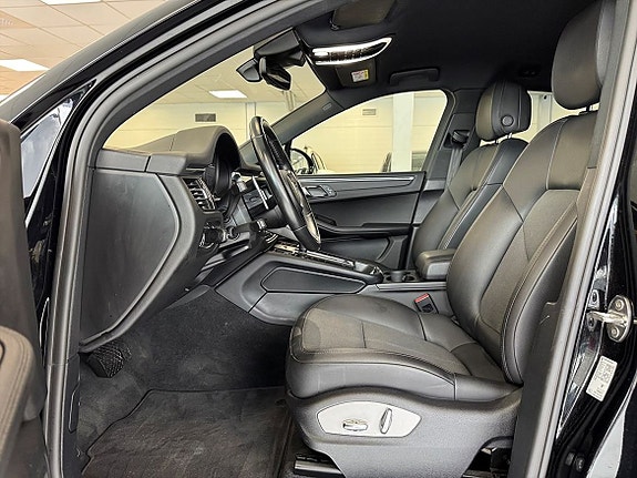 Porsche Macan 8 of 24