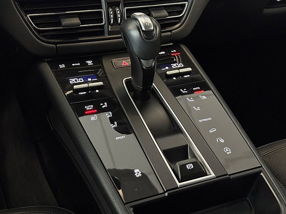 Porsche Macan 16 of 24