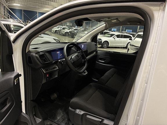 Peugeot e-Expert 8 of 18