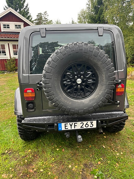 Jeep Wrangler 3 of 9