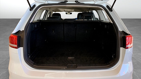 Volkswagen Passat 12 of 14