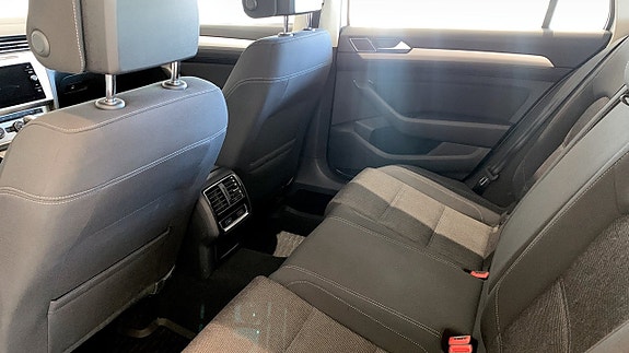 Volkswagen Passat 11 of 14