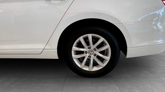 Volkswagen Passat 6 of 14